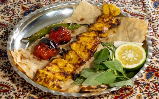 جوجه کباب بی استخوان (یک سیخ)